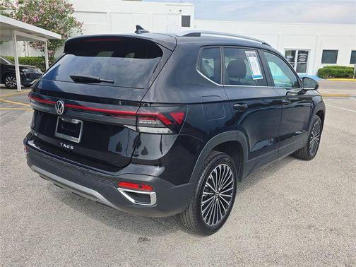 Deep Black Pearl 2025 Volkswagen Taos 1.5T SE