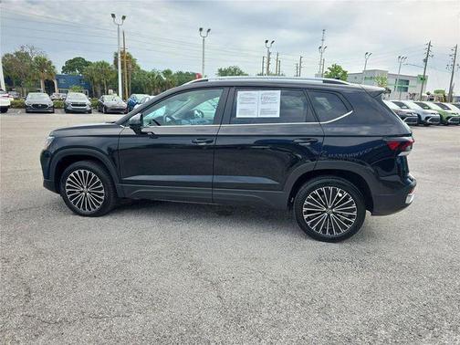 Deep Black Pearl 2025 Volkswagen Taos 1.5T SE