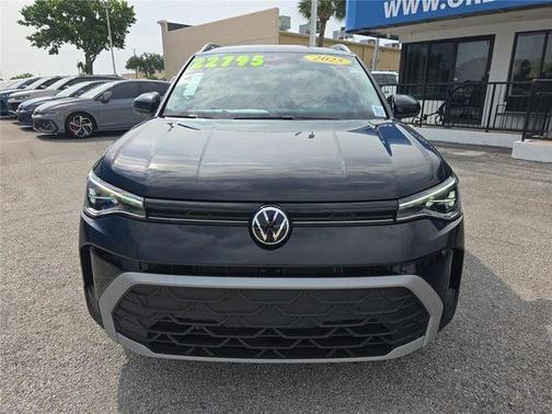 Deep Black Pearl 2025 Volkswagen Taos 1.5T SE