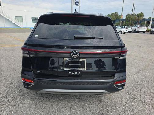 Deep Black Pearl 2025 Volkswagen Taos 1.5T SE
