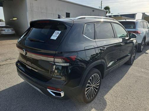 Deep Black Pearl 2025 Volkswagen Taos 1.5T SE
