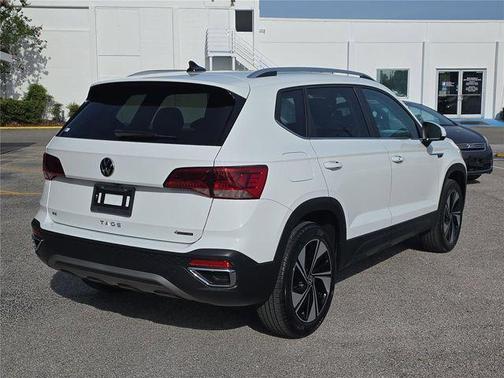 Pure White 2024 Volkswagen Taos 1.5T SE