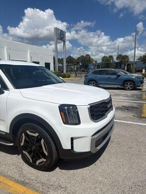 Glacial White Pearl 2023 Kia Telluride S