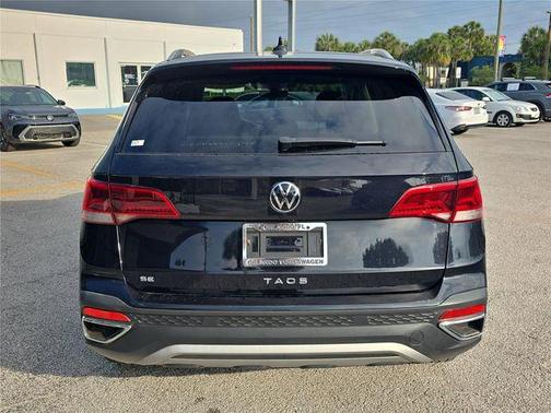 Deep Black Pearl 2023 Volkswagen Taos 1.5T SE
