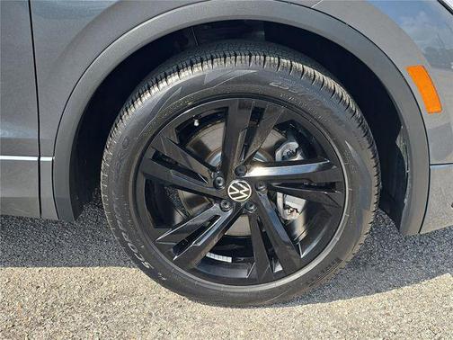 Platinum Gray Metallic 2023 Volkswagen Tiguan 2.0T SE R-Line Black