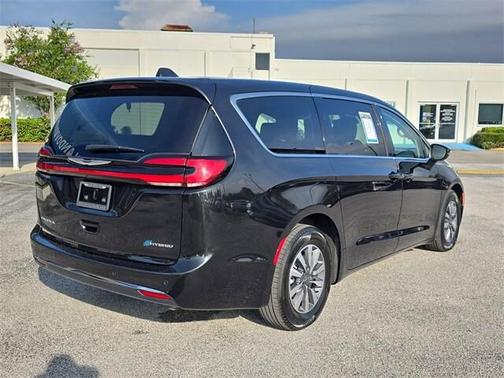 2023 Chrysler Pacifica Hybrid Touring L