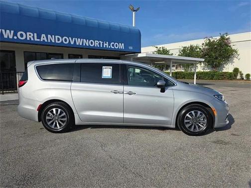 2023 Chrysler Pacifica Hybrid Touring L