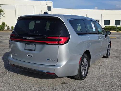 2023 Chrysler Pacifica Hybrid Touring L
