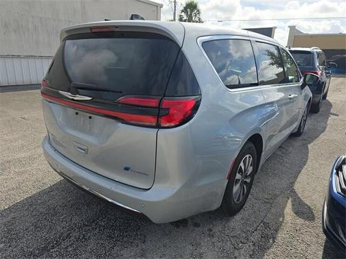 2023 Chrysler Pacifica Hybrid Touring L