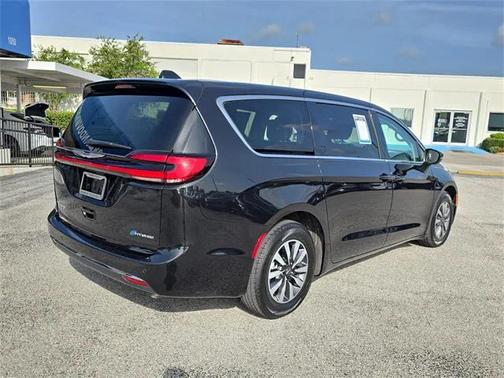 2023 Chrysler Pacifica Hybrid Touring L