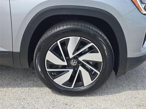 pure gray 2026 Volkswagen Atlas 2.0T SE w/Technology