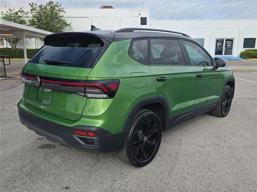 Bright Moss Green/Deep Black Roof 2026 Volkswagen Taos SE Black