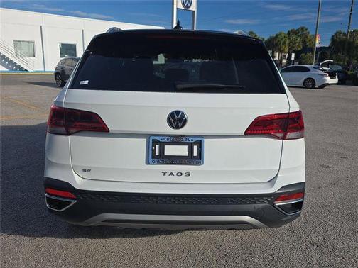 Pure White 2024 Volkswagen Taos 1.5T SE