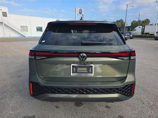 Avocado Green w/Deep Black Roof 2026 Volkswagen Tiguan 2.0T SE R-Line Black