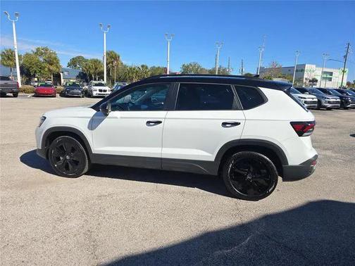 2025 Volkswagen Taos 1.5T SE Black