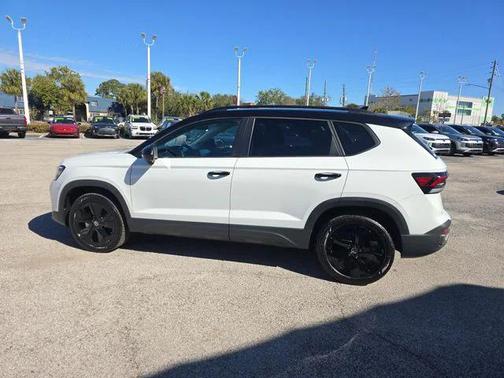 2025 Volkswagen Taos 1.5T SE Black