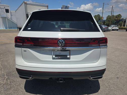 Pure White 2025 Volkswagen Atlas 2.0T SE w/Technology