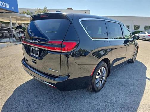 2023 Chrysler Pacifica Hybrid Touring L