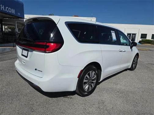 2023 Chrysler Pacifica Hybrid Touring L