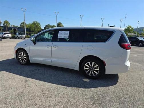 2023 Chrysler Pacifica Hybrid Touring L