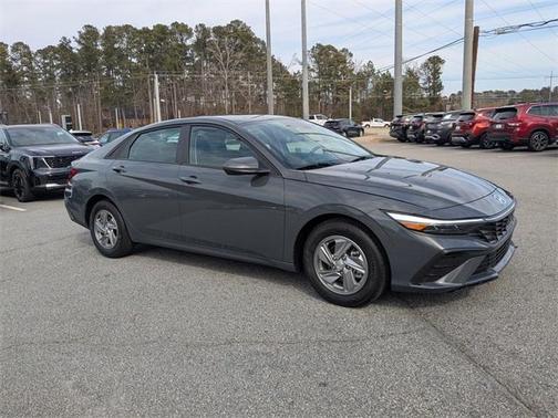 2025 Hyundai ELANTRA SE