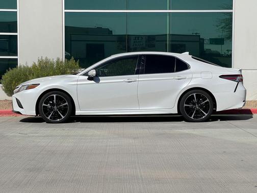 Wind Chill Pearl 2019 Toyota Camry XSE