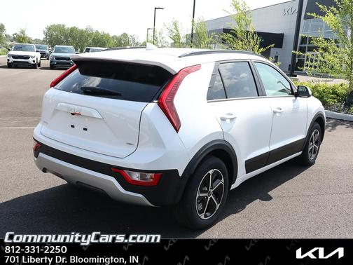 Snow White Pearl 2026 Kia Niro LX