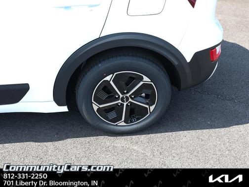 Snow White Pearl 2026 Kia Niro LX