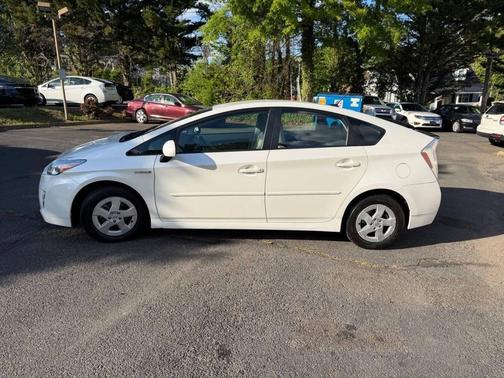 Off White 2010 Toyota Prius III