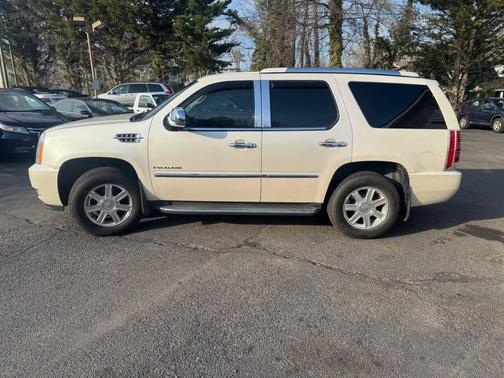 White Diamond Tricoat 2010 Cadillac Escalade Base