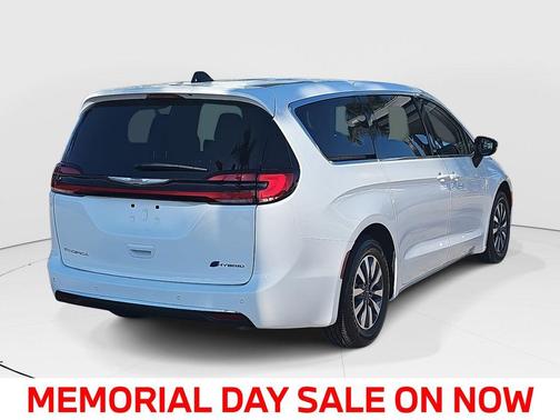 Bright White Clearcoat 2024 Chrysler Pacifica Hybrid Select
