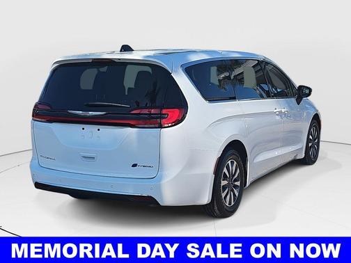 Bright White Clearcoat 2024 Chrysler Pacifica Hybrid Select