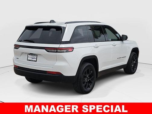 Bright White Clearcoat 2024 Jeep Grand Cherokee Laredo