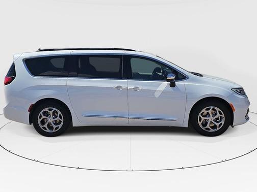 Bright White Clearcoat 2023 Chrysler Pacifica Limited