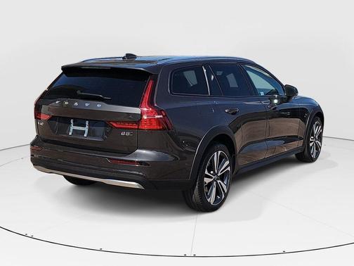 Platinum Gray Metallic 2025 Volvo V60 Cross Country B5 Plus