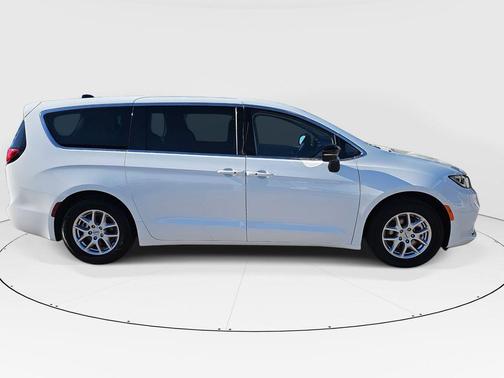 2024 Chrysler Pacifica Touring-L