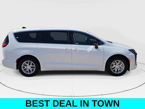 Bright White Clearcoat 2027 Chrysler Pacifica SELECT