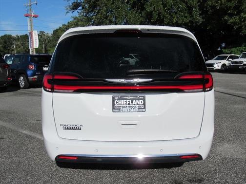 2023 Chrysler Pacifica Touring-L