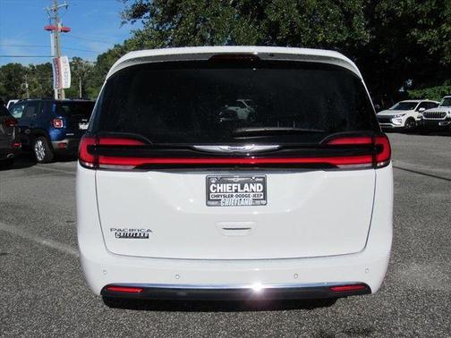 2023 Chrysler Pacifica Touring-L