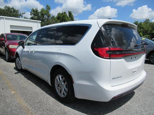 2023 Chrysler Pacifica Touring-L