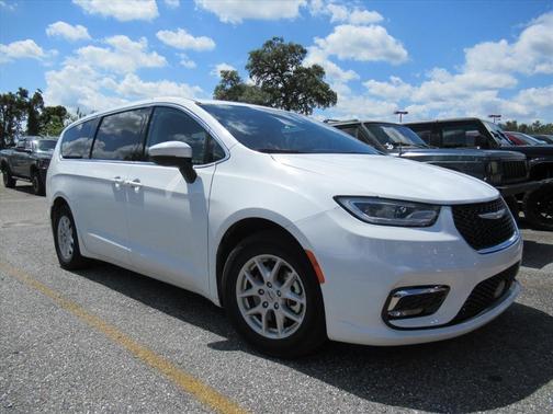 2023 Chrysler Pacifica Touring-L