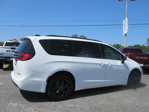 2025 Chrysler Pacifica Hybrid Select