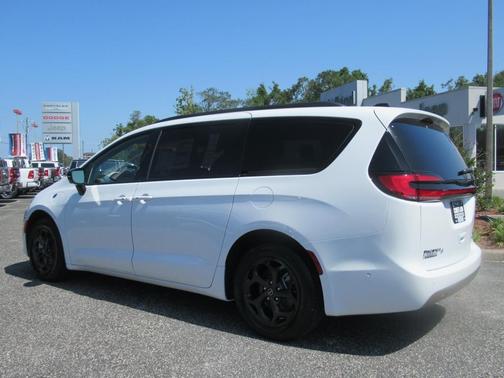 2025 Chrysler Pacifica Hybrid Select