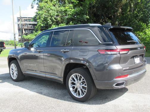2022 Jeep Grand Cherokee Summit