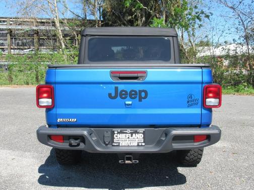 2022 Jeep Gladiator Sport