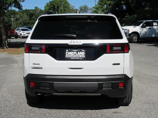 Bright White Clearcoat 2026 Jeep Cherokee Overland