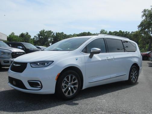 2025 Chrysler Pacifica Hybrid Pinnacle