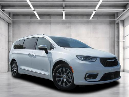 2025 Chrysler Pacifica Hybrid Pinnacle