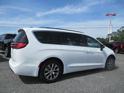 2025 Chrysler Pacifica Hybrid Pinnacle