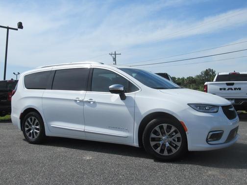 2025 Chrysler Pacifica Hybrid Pinnacle
